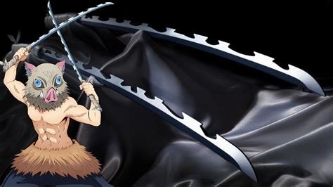 Inosuke usando sus espadas duales