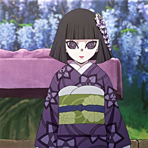 Kimono morado de Kiriya Ubuyashiki con flores y obi verde