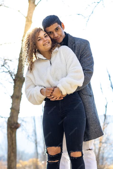 Pareja abrazándose por detrás