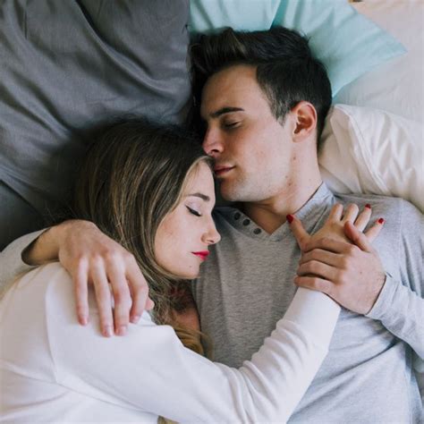 Pareja durmiendo abrazados