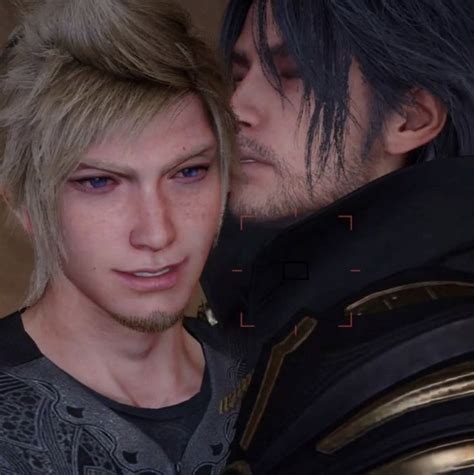 Prompto sonriendo a Noctis