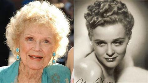 Fotografía de Gloria Stuart en su vejez, con el elenco de Titanic