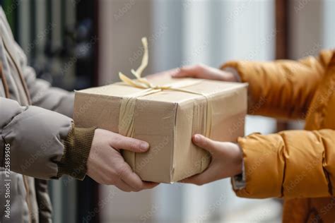 Escena de un personaje entregando un paquete