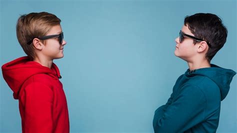 Personajes mirando fijamente uno al otro con intensidad