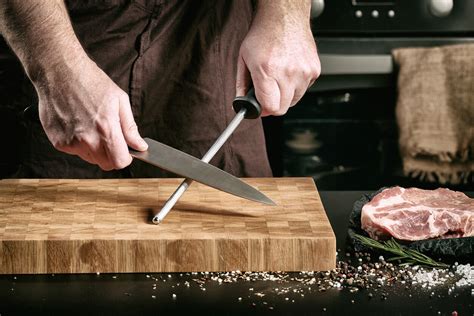 Chef afilando un cuchillo con una piedra de afilar