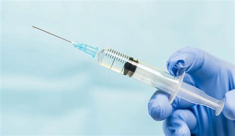 Levi Ackerman sosteniendo la jeringa con el suero de titán