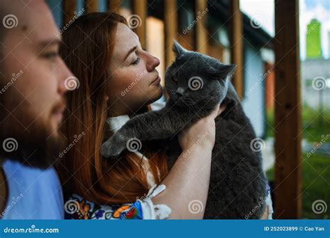 pareja joven y gato