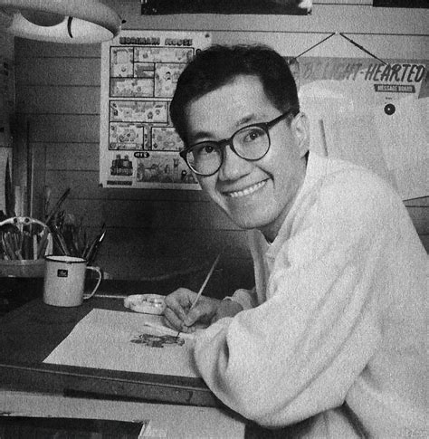 Akira Toriyama trabajando en su estudio