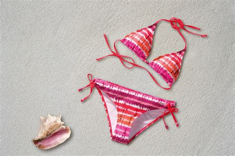 Chicas en bikini en la playa, estilo anime