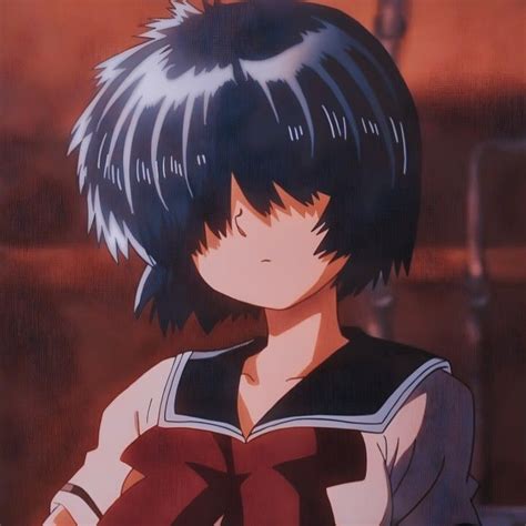 Primer plano de Mikoto Urabe lamiendo un helado