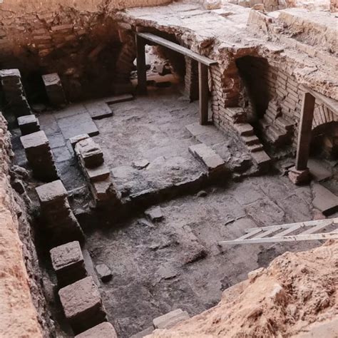 Escena de personajes en unas termas, típica de anime.