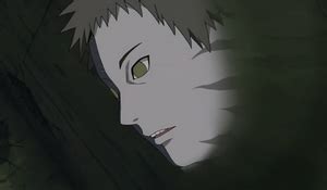 Zetsu observando una batalla desde las sombras.