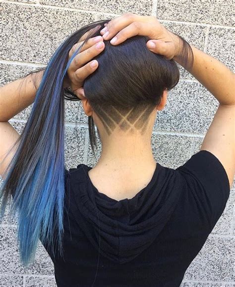 Detalle del corte de cabello con undercut y corazón azul