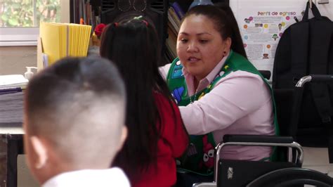 Maestra inspirando a sus alumnos