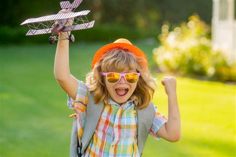 Niños jugando y soñando con el futuro