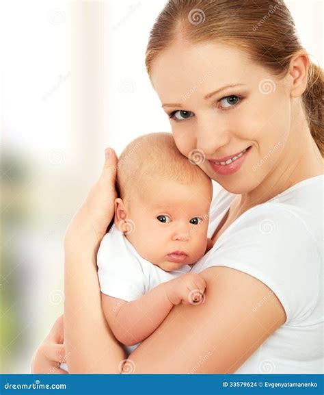 Bebé en brazos de Kakashi