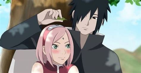 Ilustración de Sasuke y Sakura compartiendo un momento romántico