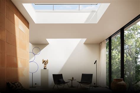 Interior de un espacio terapéutico con luz natural y materiales cálidos