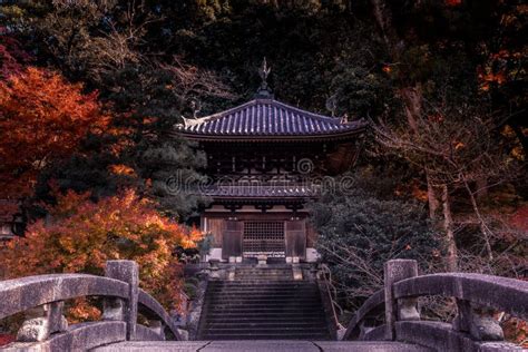 Paisaje otoñal del templo Katsuo-ji con hojas rojas y amarillas