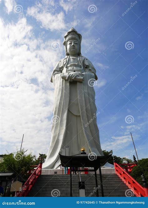 Estatua de Kannon en el templo Katsuo-ji