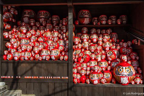 Colección de amuletos daruma en el templo Katsuo-ji