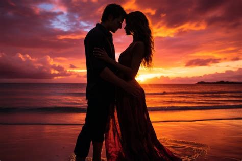 Pareja de actores en un abrazo apasionado