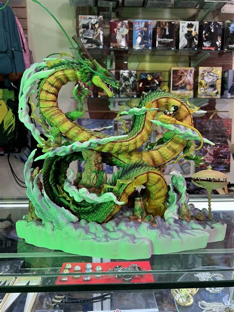 Comparativa de tamaños: Figura de Shenlong y Bolas de Dragón