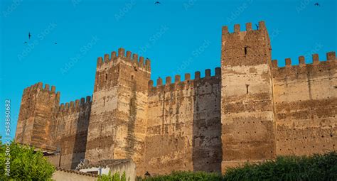 Castillo inglés con murallas y torreones