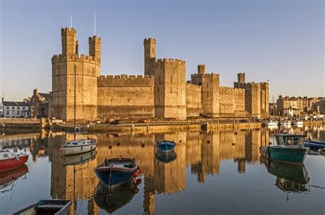 Castillo de Caernarfon con sus murallas y torres