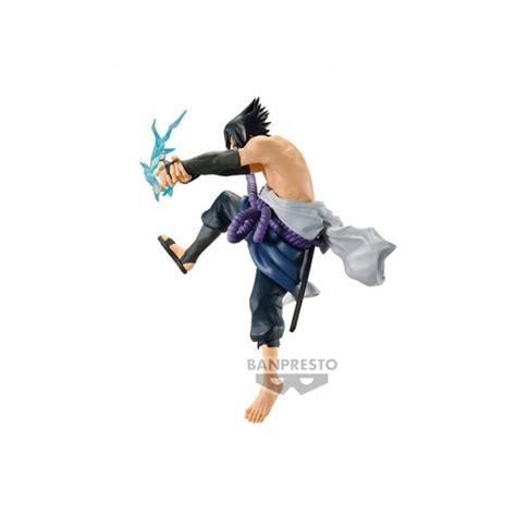 Escultura de Sasuke Uchiha en pose de combate