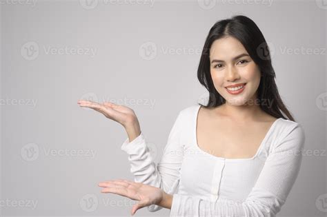 Fotografía de una blogger sonriendo como cabecera