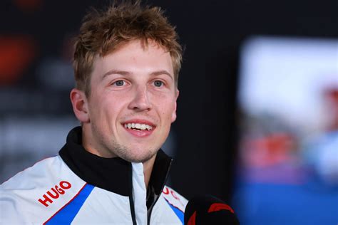 Cell y Trunks en medio de una batalla intensa