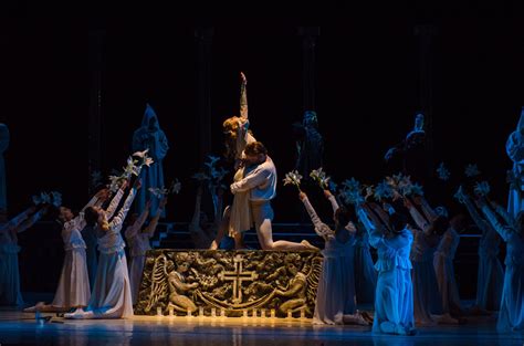 Erza en una obra de teatro
