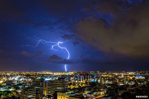 Ilustración de la ciudad de Volwatt bajo una tormenta eléctrica