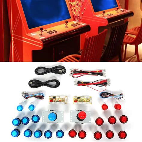 Primer plano de joystick y botones de arcade