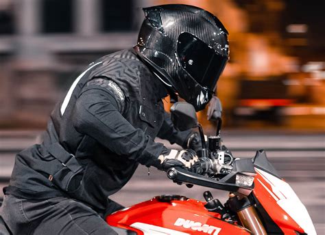 Motociclista usando casco y equipo de protección