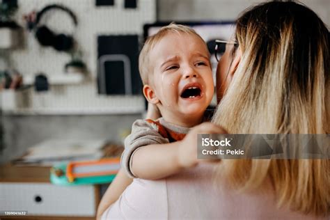 Representación de Eclair llorando en brazos de Lucy, un momento de consuelo y conexión.