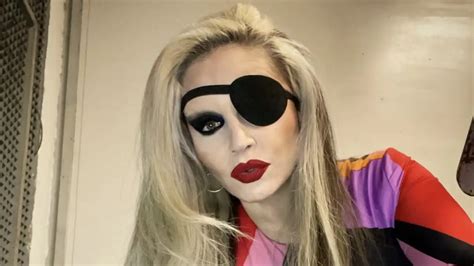 Guts en su versión inicial, con parche en el ojo y brazo mecánico