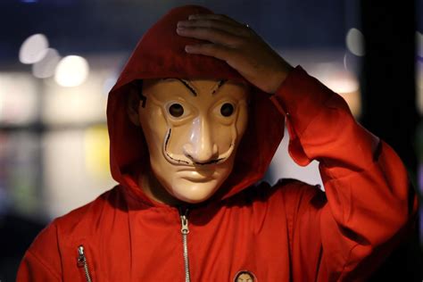 Cantantes con máscaras de Dalí en Frankfurt