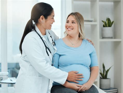 Doctor atendiendo a una paciente embarazada