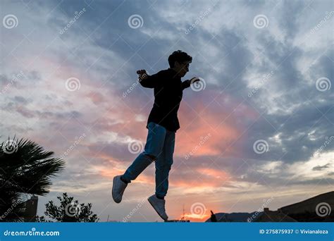 Joven saltando en el tiempo
