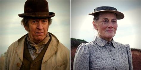 Imagen de Marilla y Matthew Cuthbert recibiendo a Anne en la estación de tren.