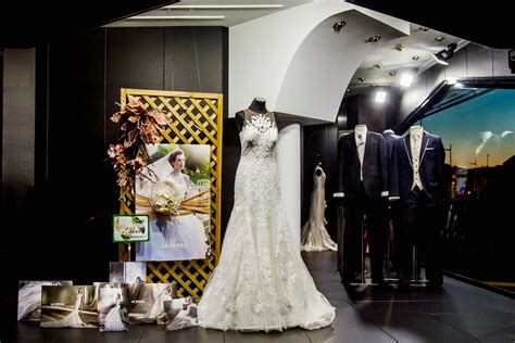 Montaje de vestidos de diferentes diseñadores en un boutique de novias.