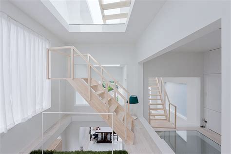 Interior de la Casa H de Sou Fujimoto, mostrando las escaleras y aberturas