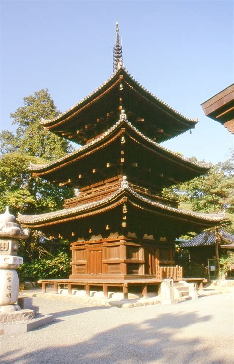 Fachada del templo Ishite-ji con elementos modernos