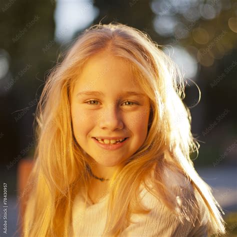 Niña rubia huyendo de jinetes