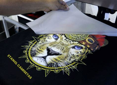 Detalle del diseño impreso en DTF en una sudadera