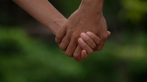 Ilustración de Bakugou y Kirishima tomados de la mano