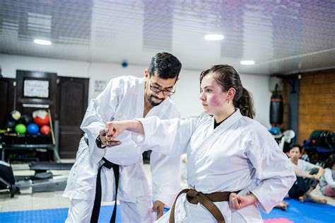Maestro de Karate japonés enseñando.