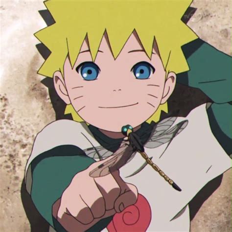 Naruto Uzumaki de niño sentado en la cabeza de la Roca Hokage.